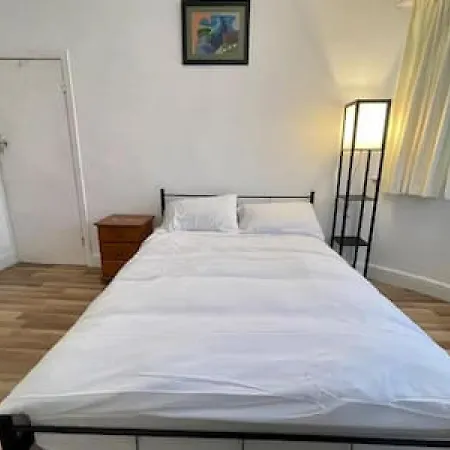 Twin Tranquility- In Leyton Holiday home *
