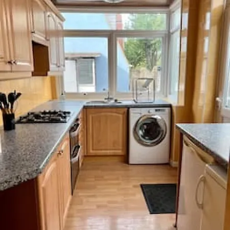 Twin Tranquility- In Leyton Holiday home *