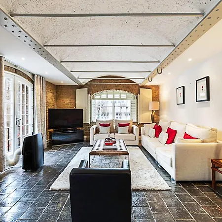 Charming In St Katharine Docks Apartment London