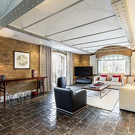 Charming In St Katharine Docks Apartment *