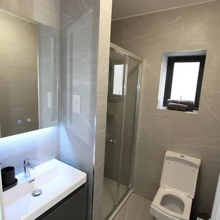 Apartment New Cosy In London! London