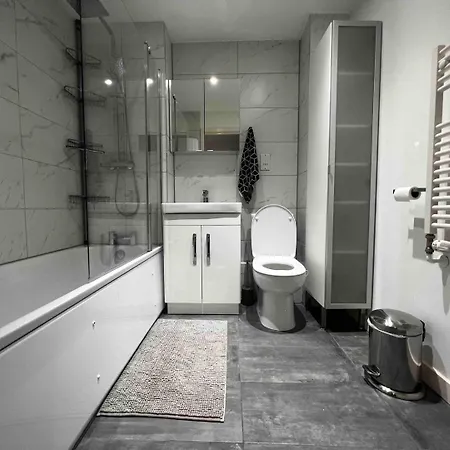 Apartmán Stylish 1-bed Flat With Sofa-bed In *