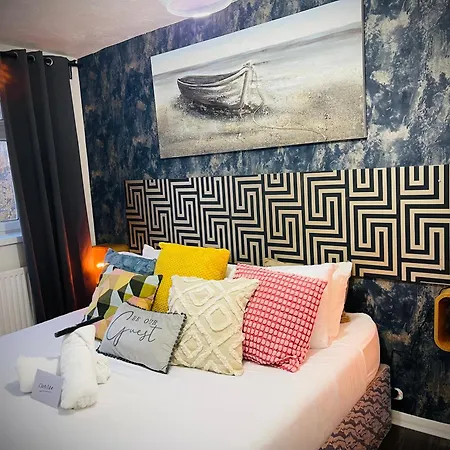 Homestay R2 Superking Sized Bed & 65