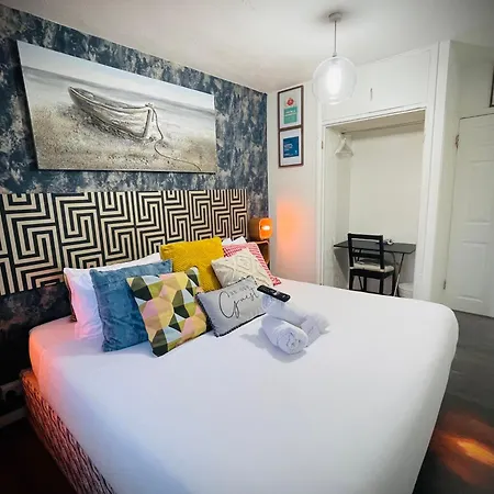 R2 Superking Sized Bed & 65