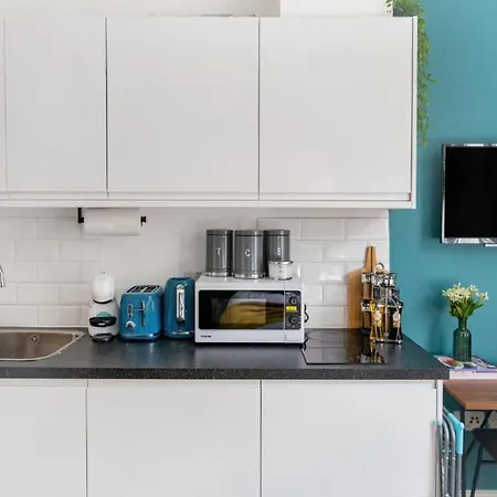 Apartment New: Bright & Stylish Perfect For 2 London
