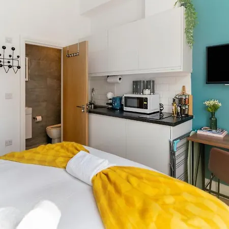 New: Bright & Stylish Perfect For 2 Apartment London