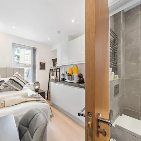 The *best* Airbnb For Transport In London! Promise