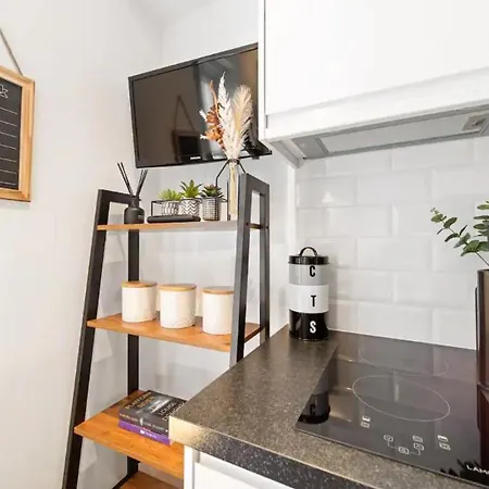The *best* Airbnb For Transport In London! Promise London