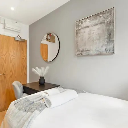 The *best* Airbnb For Transport In London! Promise *