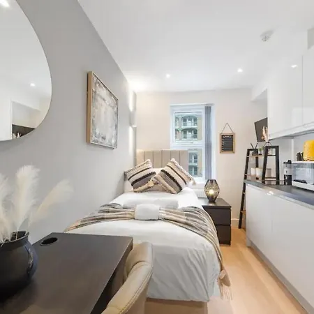 The *best* Airbnb For Transport In London! Promise Apartment *