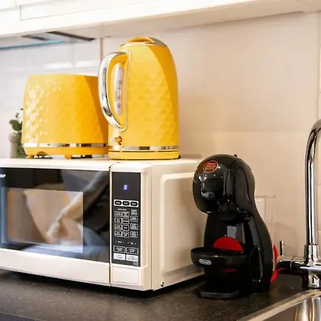 The *best* Airbnb For Transport In London! Promise * London