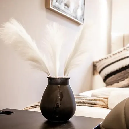 The *best* Airbnb For Transport In London! Promise Apartment