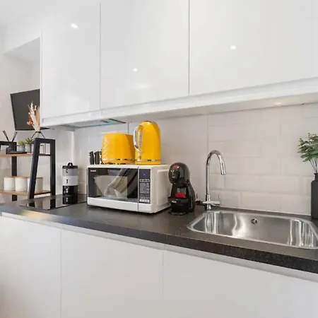 The *best* Airbnb For Transport In London! Promise * London