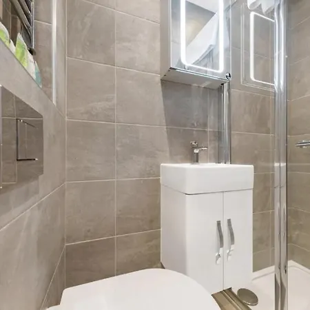 The *best* Airbnb For Transport In London! Promise