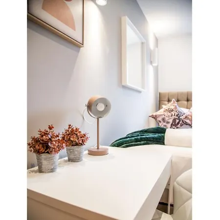 Tiny In Very Location Apartment *