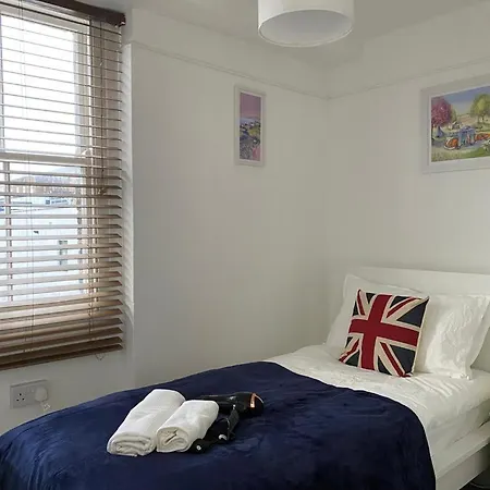Homestay Private Bedrooms In Camden Town, London