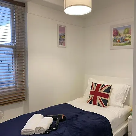 Private Bedrooms In Camden Town, Homestay