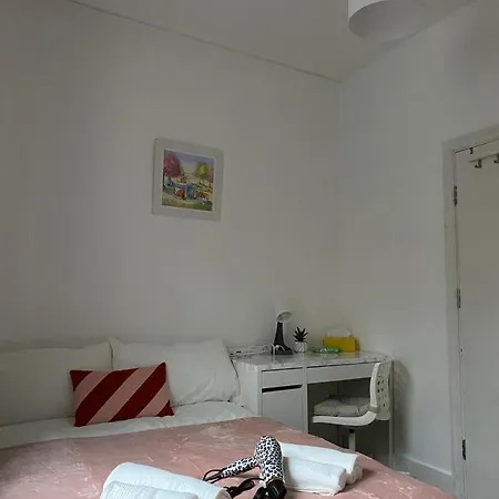 Private Bedrooms In Camden Town, Homestay London