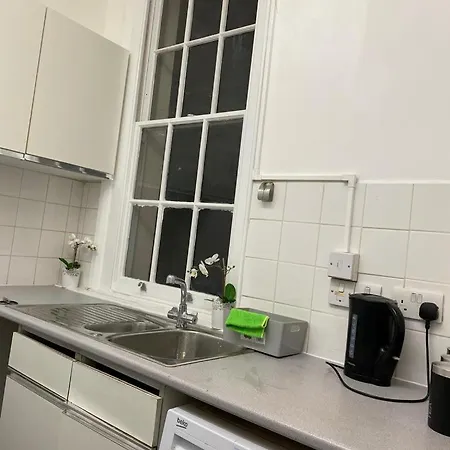 Homestay Private Bedrooms In Camden Town, London