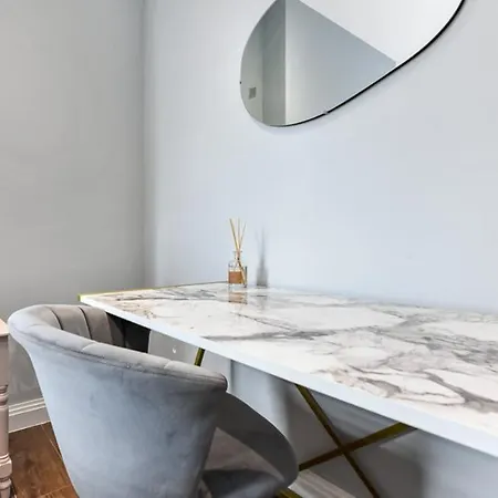 Apartment Cozy 3 Bedroom Flat In London! *