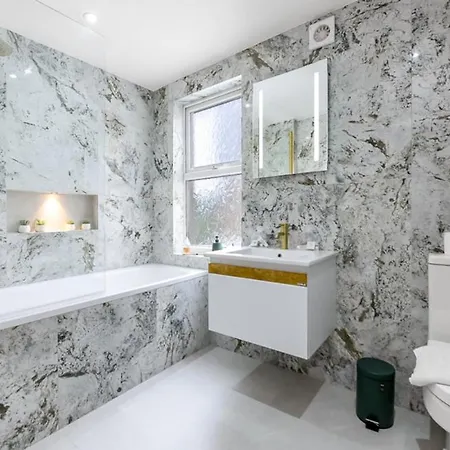 Cozy 3 Bedroom Flat In London! London