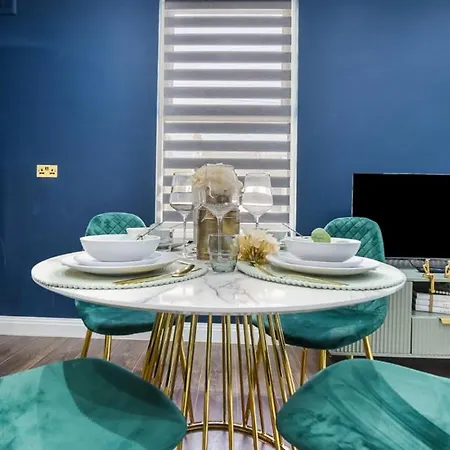 Apartment Cozy 3 Bedroom Flat In London! *