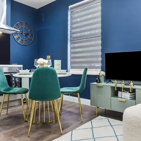 Apartment Cozy 3 Bedroom Flat In London!