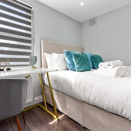Apartment Cozy 3 Bedroom Flat In London! *