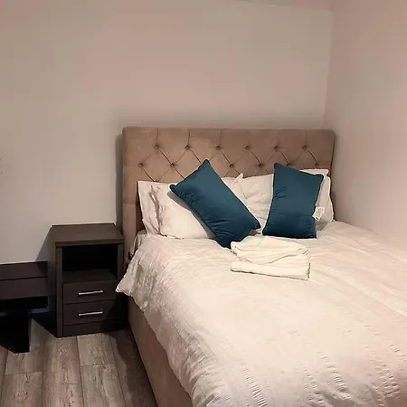 Apartment One Small Bed By Monishortlets Dagenham