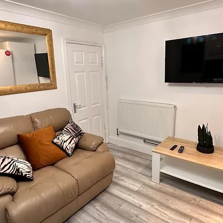 Apartment One Small Bed By Monishortlets Dagenham
