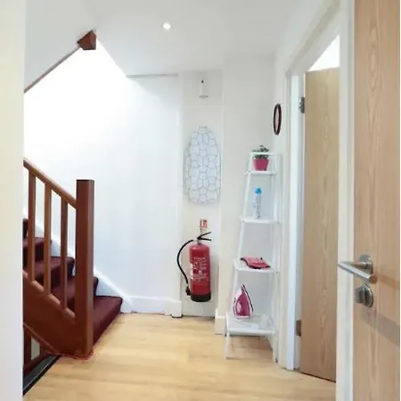 Lovely Private Bedrooms In Euston Station - 121 Homestay London