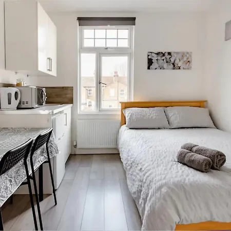 Double Edmonton Green, N9 Homestay