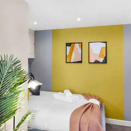 Stylish And Snug Apartment Enfield