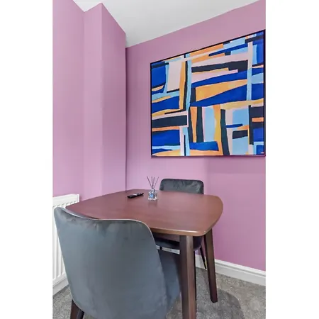 Stylish And Snug Apartment Enfield
