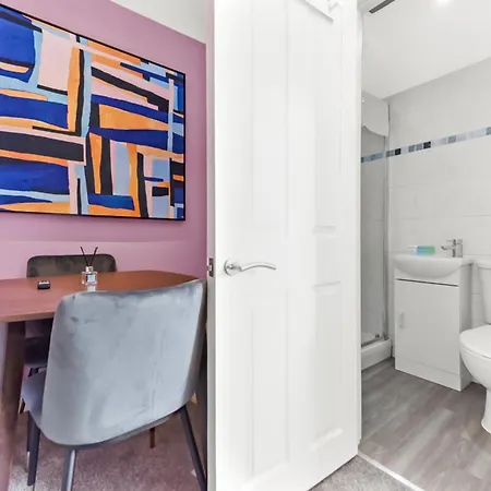 Stylish And Snug Apartment *