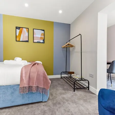 Stylish And Snug Apartment