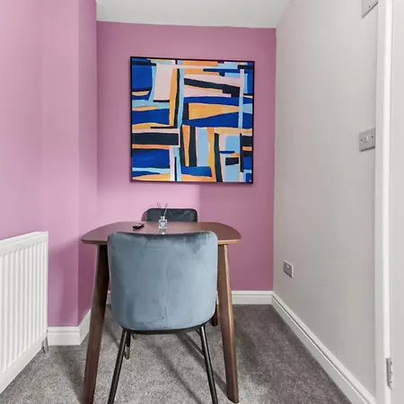 Stylish And Snug Apartment