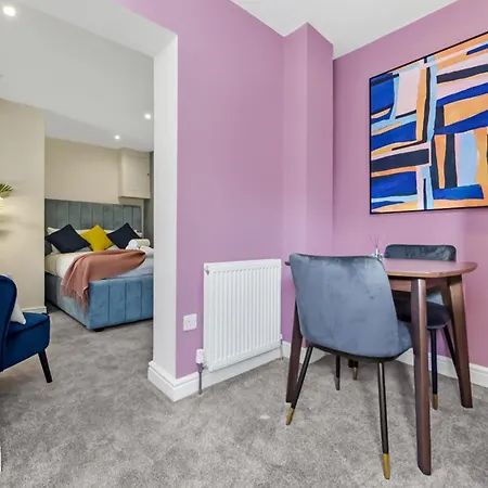 Stylish And Snug Apartment *