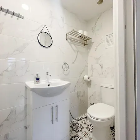 Large Cosy 15min From London