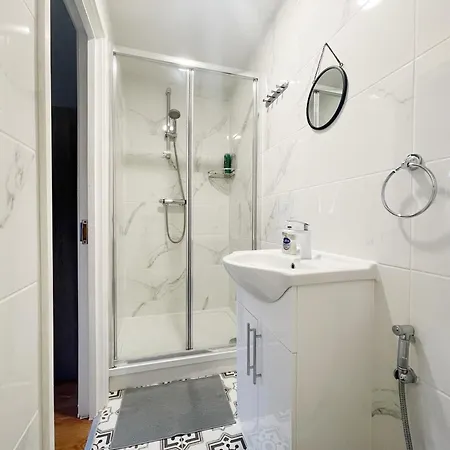 Large Cosy 15min From London