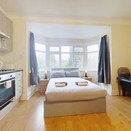 Large Cosy 15min From * London