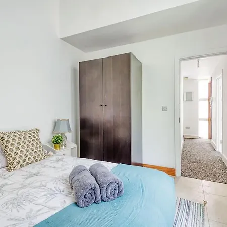 2 Bedroom Flat Edgware Road London
