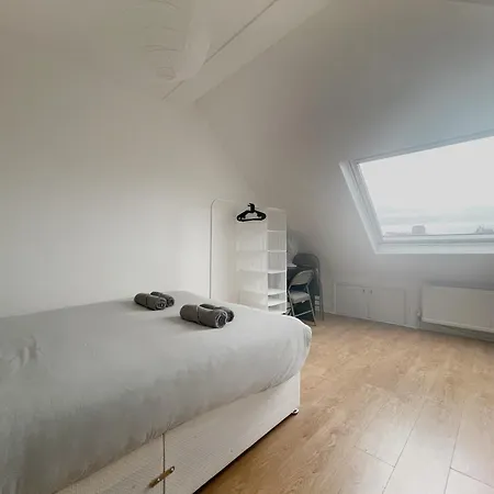 Large Cosy 15min From