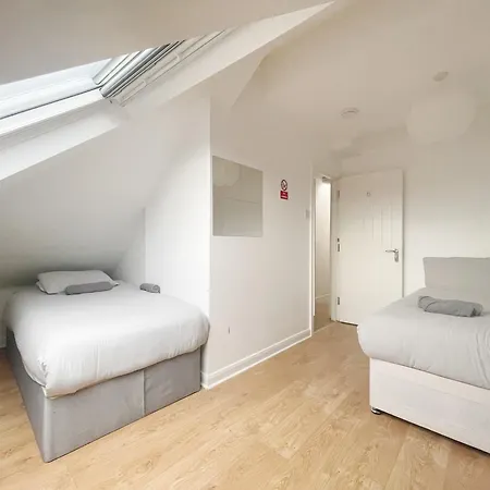 Large Cosy 15min From Homestay *