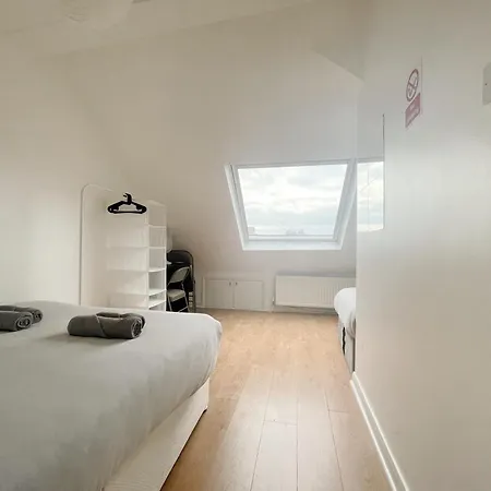 Large Cosy 15min From *