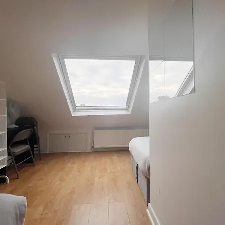 Large Cosy 15min From Homestay