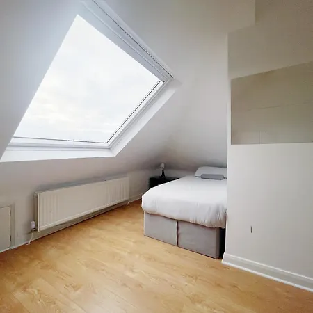 Large Cosy 15min From