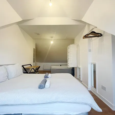 Large Cosy 15min From *