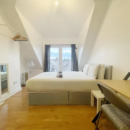 Large Cosy 15min From
