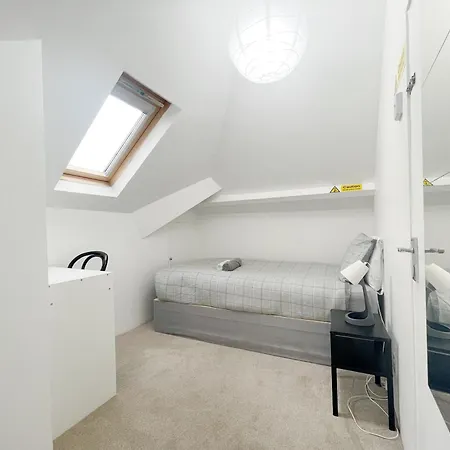 Large Cosy 15min From Homestay London
